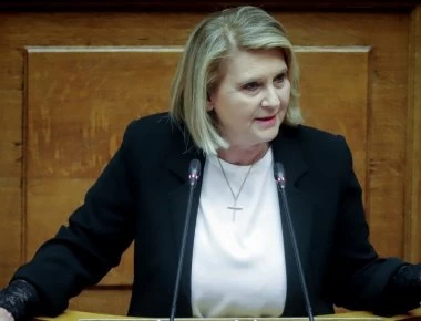 Βουλή: «Άγρια» κόντρα ανάμεσα σε Βούλτεψη και Παπακώστα - Παρενέβη και η Βάκη